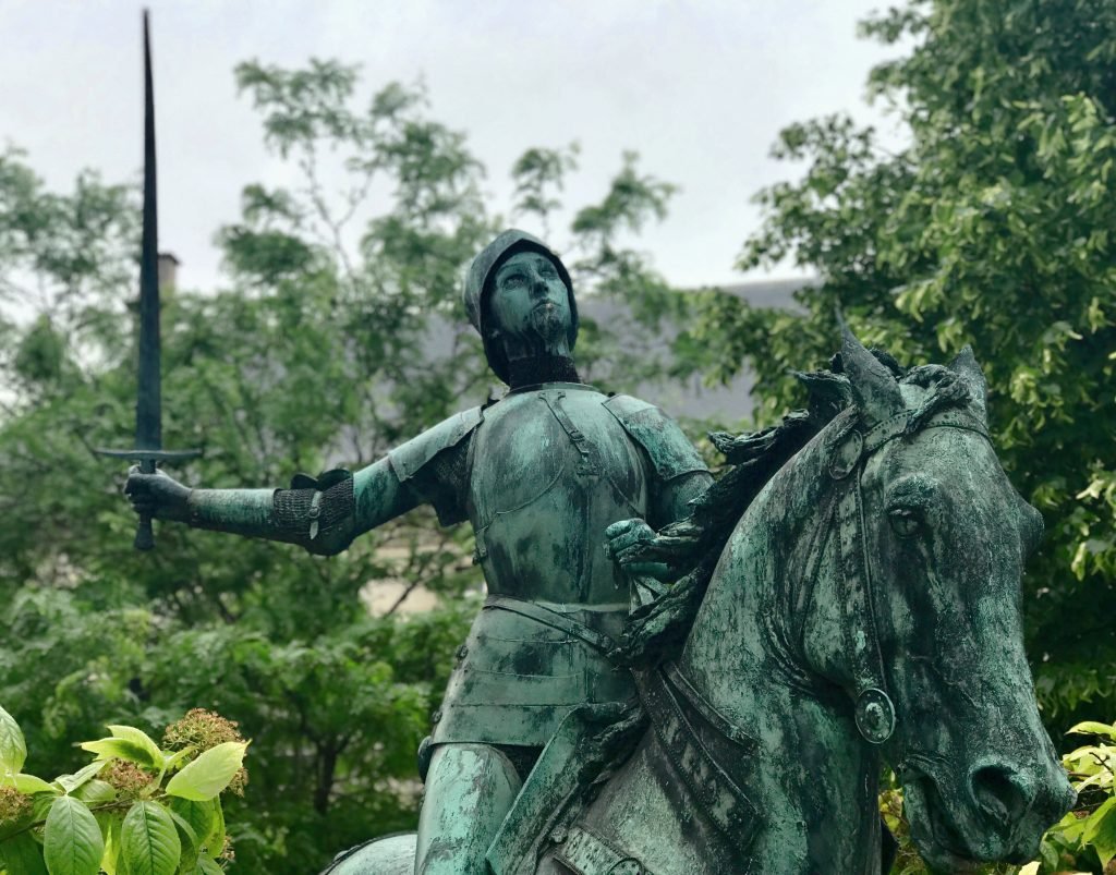 Statua di Jeanne d'Arc di fronte alla cattedrale di Reims