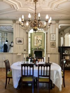 La sala da pranzo del castello di Dumas.